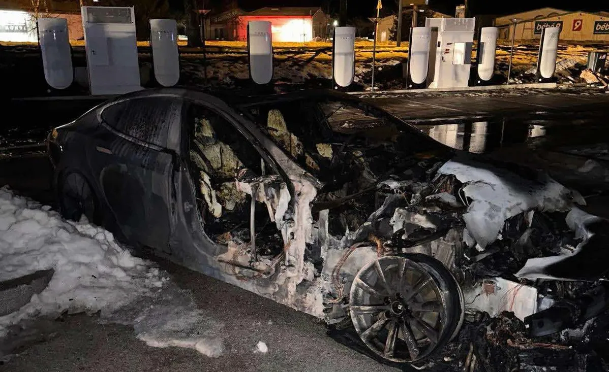 Tesla preiskuje požarni incident, ki vključuje polnjenje modela S v Franciji