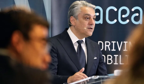 Direktor Renaulta je prepričan, da bo EU omilila predpise o emisijah ogljika