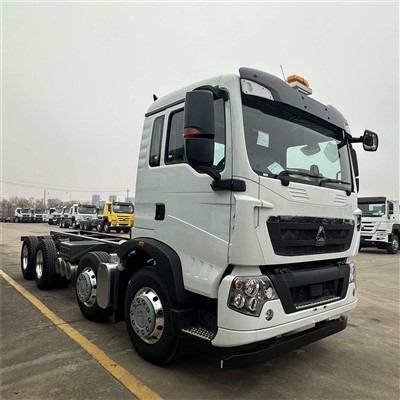 Novo podvozje prekucnika Sinotruk HOWO T5G 8x4